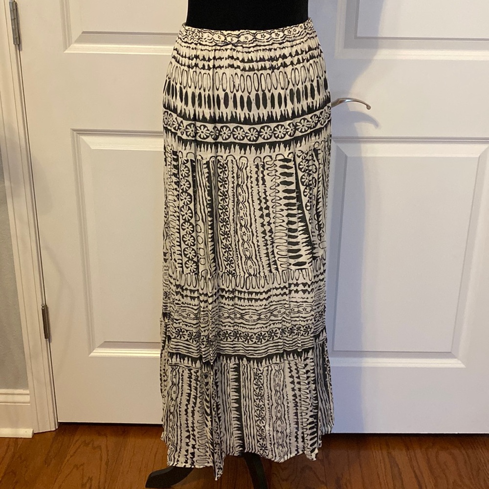 Mystique Aura daisy style pattern full skirt. size small